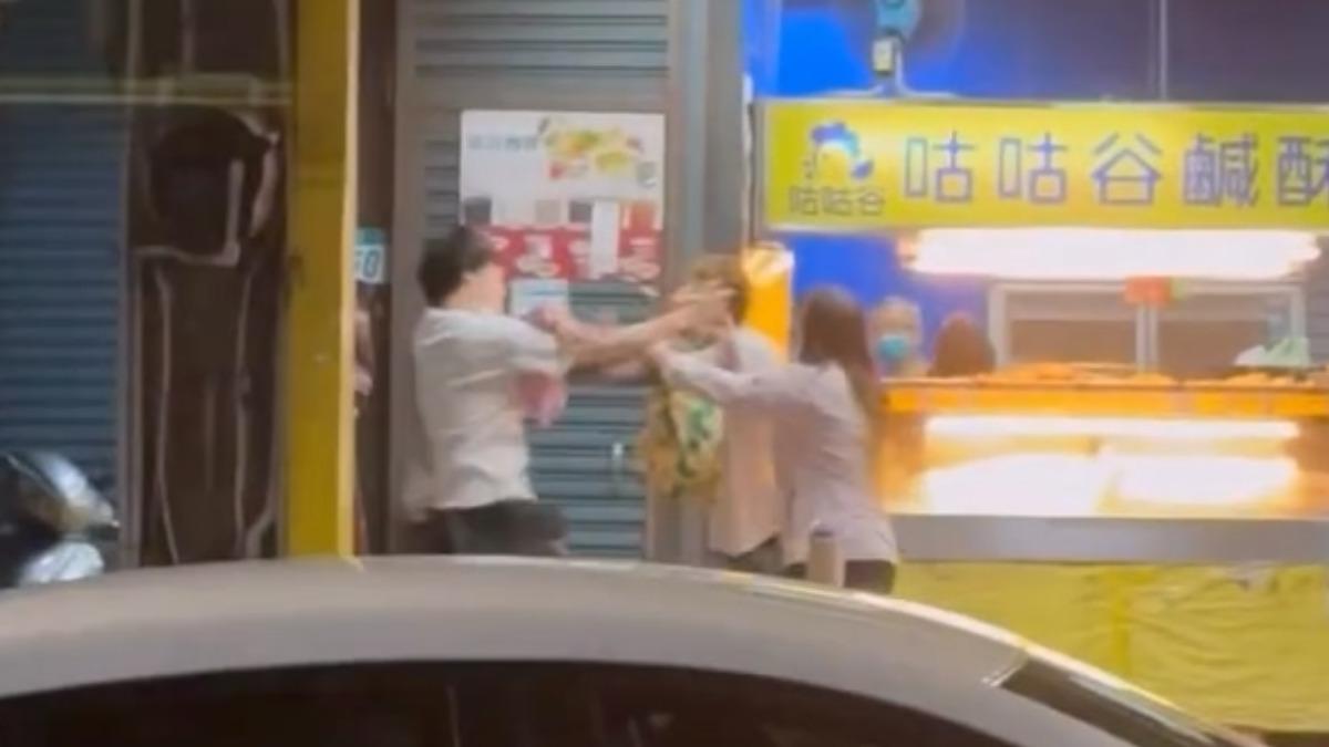 蘆洲鹹酥雞攤爆全武行!2男「吐口水」挑釁互毆 警依法送辦