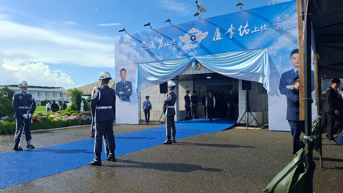 任務結束回歸天空!2殉職飛官告別式追晉上校、國旗覆棺送別