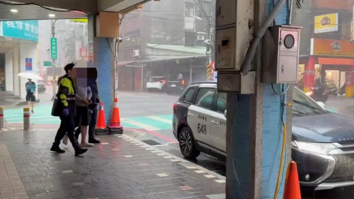 搶完不跑還數錢!50歲男銀行行搶 3年3度犯案