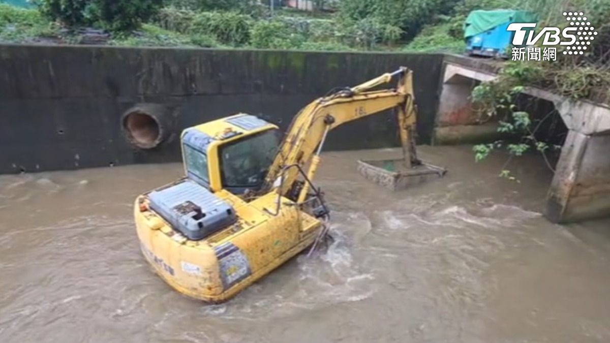 北台灣午後暴雨狂炸!12縣市大雨特報 多處積水怪手困南崁溪