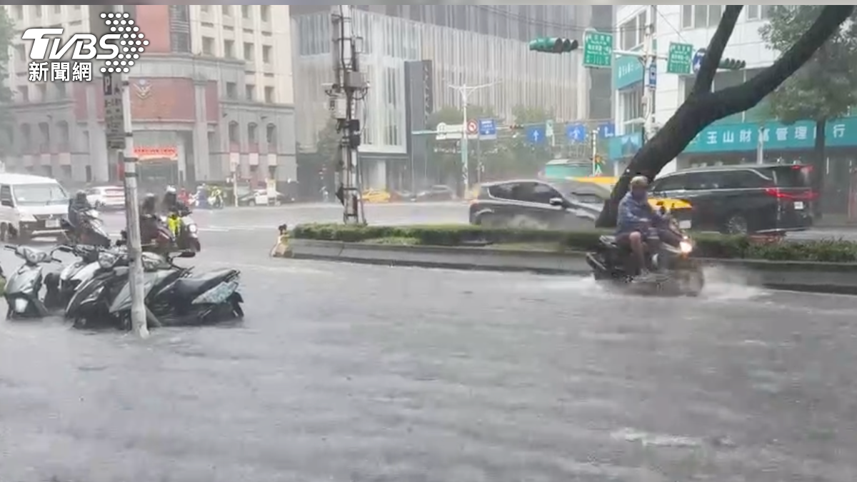 雷雨炸北市!中正、中山區警局前成小河 水上摩托車再現