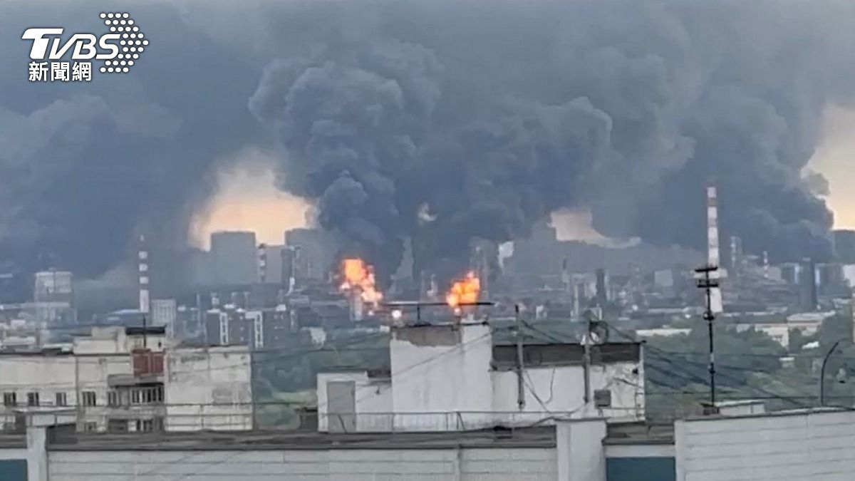 莫斯科东南部的「卡波特尼亚(Kapotnya)炼油厂」遭到猛烈轰炸。 (图/达志影像路透社)