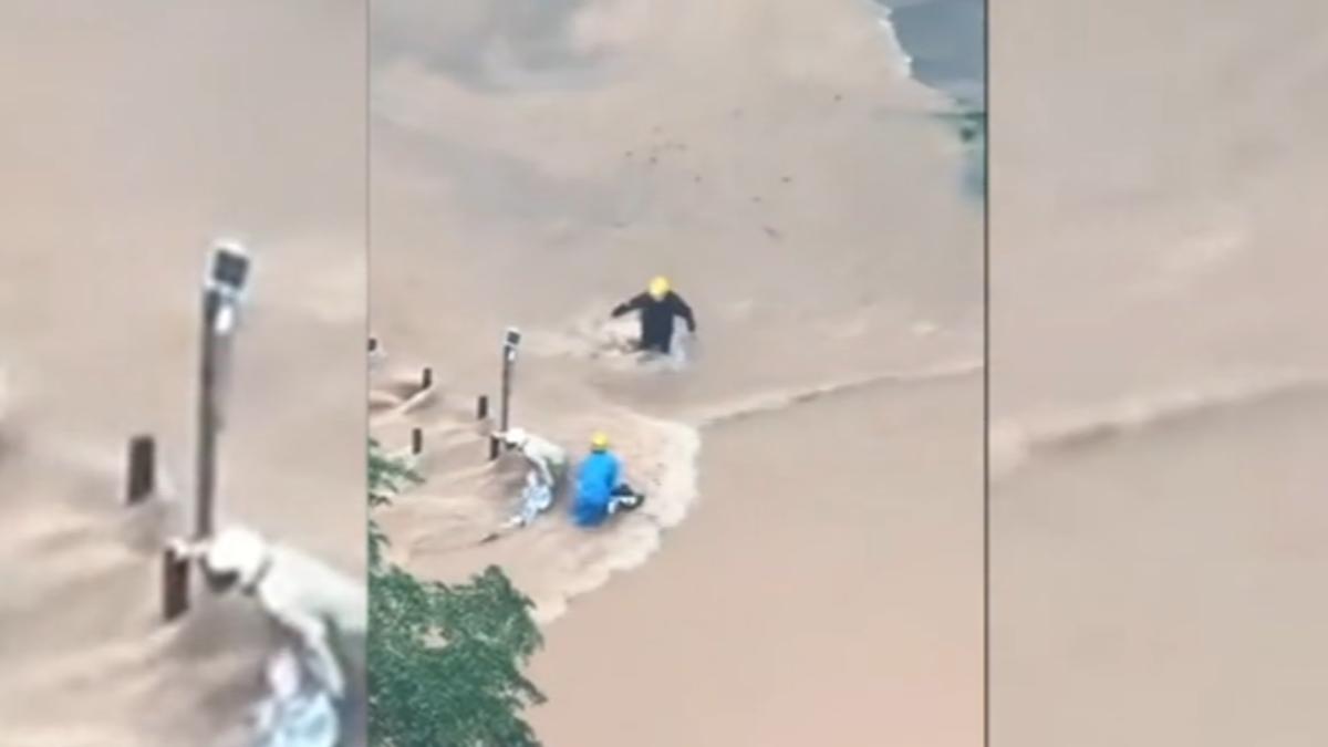 影音/女騎士險遭大水沖走!2外送員「涉水救援」驚險瞬間曝