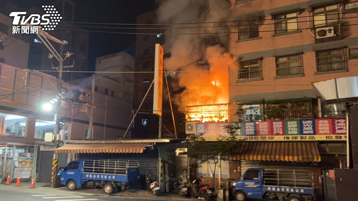 陽台火舌竄出!淡水北新路華廈2樓深夜起火 5人預防性送醫