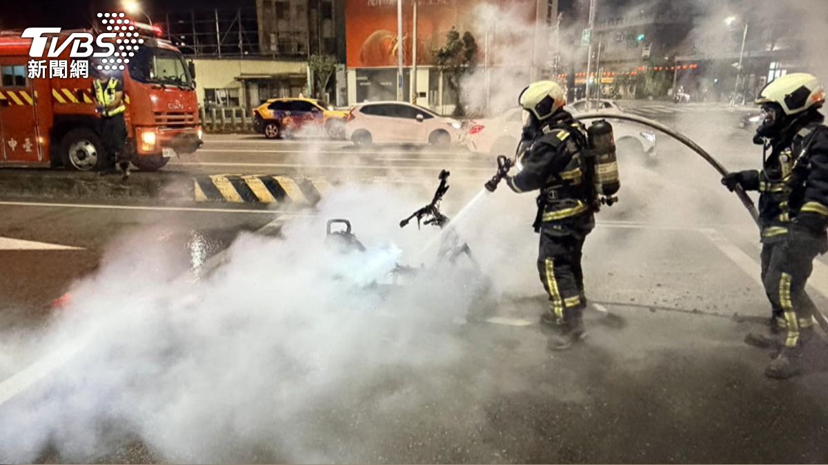龍井微型電動機車冒煙!騎士急下車逃命 下秒整輛變火球