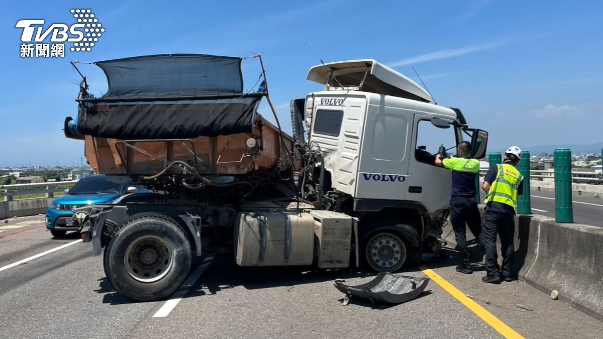 快訊/台61線砂石車猛撞護欄!男駕駛噴飛車外 遭輾臟器外露亡