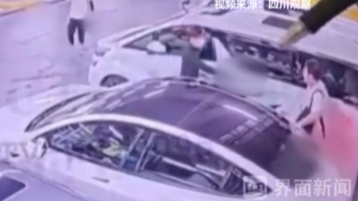 影音/港機場停車場驚傳搶案!男遭3匪持刀狂砍 2800萬金條遭洗劫