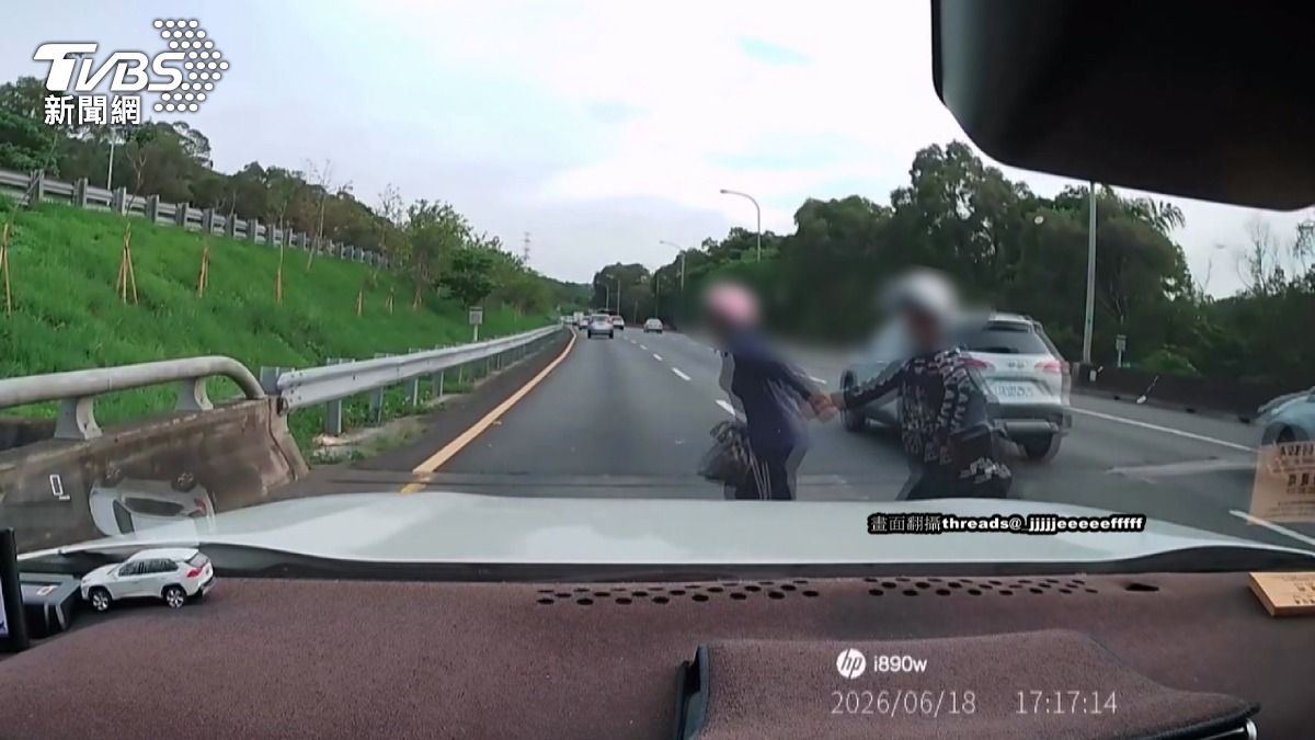 影音/國道驚見2女「手牽手橫越車道」落跑!機車棄路肩 外籍車主未到案