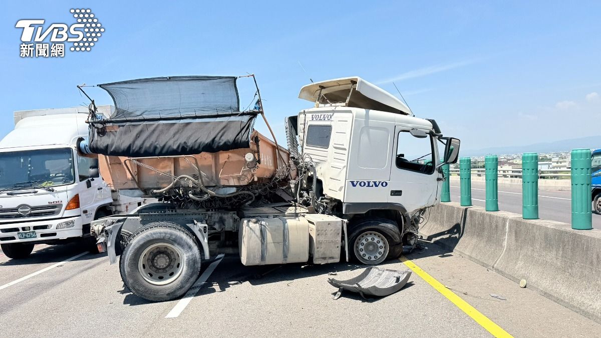 影音/西濱驚悚車禍!砂石車自撞後「車身對折」 駕駛遭自車輾身亡