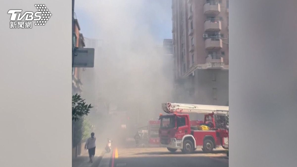 影音/「沒開火卻燒起來」台中透天厝突竄火 隔壁店家開幕前遭波及