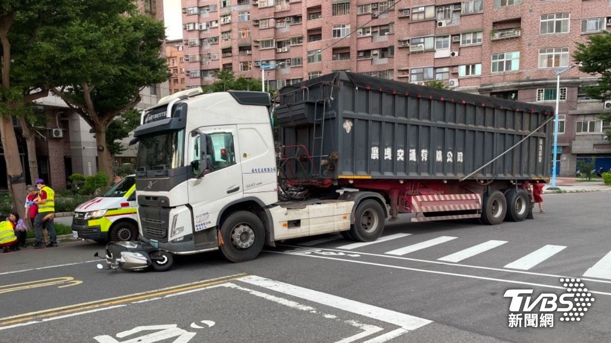 女騎士遭曳引車撞倒「推行整個路口」 駕駛毫無察覺嚇壞路人