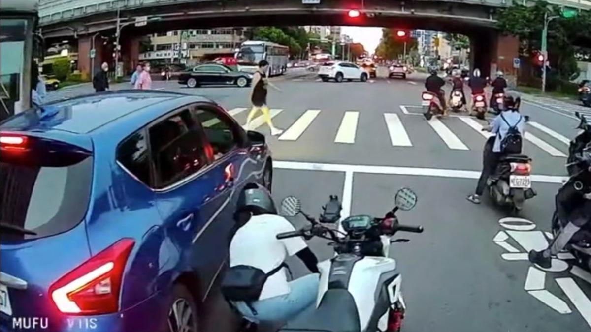影音/見前車亂丟菸蒂!女騎士撿起「丟回車內」 燙傷副駕男挨告