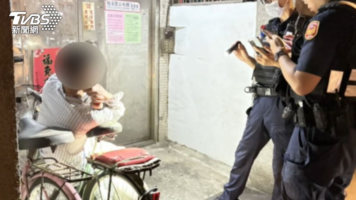 獨家影音/裸男強制送醫隔天又現身!「穿病服」回案發地 住戶嚇:怕他攻擊人