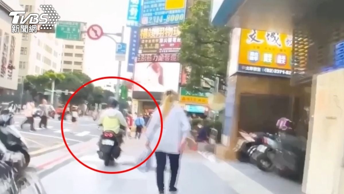 影音/拒檢狂奔!菲籍男「騎人行道」見警棄車逃 警追百米逮人