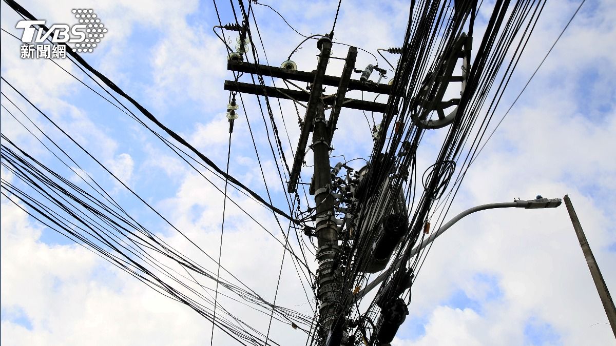 扯!高壓電纜竟在背後 澳客誤觸電暈、慘切左耳