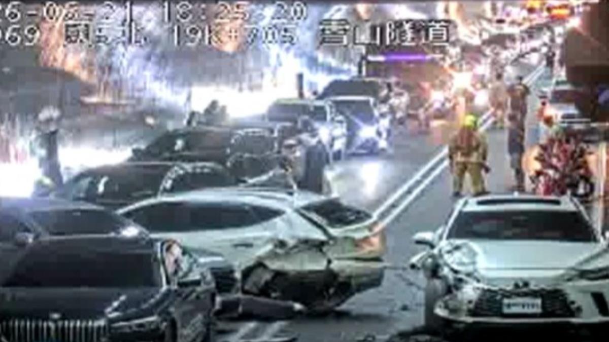 快訊/收假注意!國5雪山隧道5車連環撞 「紫爆」嚴重回堵