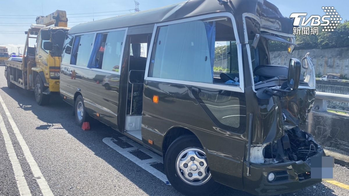 五楊高架4車撞!軍巴追撞遊覽車 駕駛骨折「手指恐截肢」