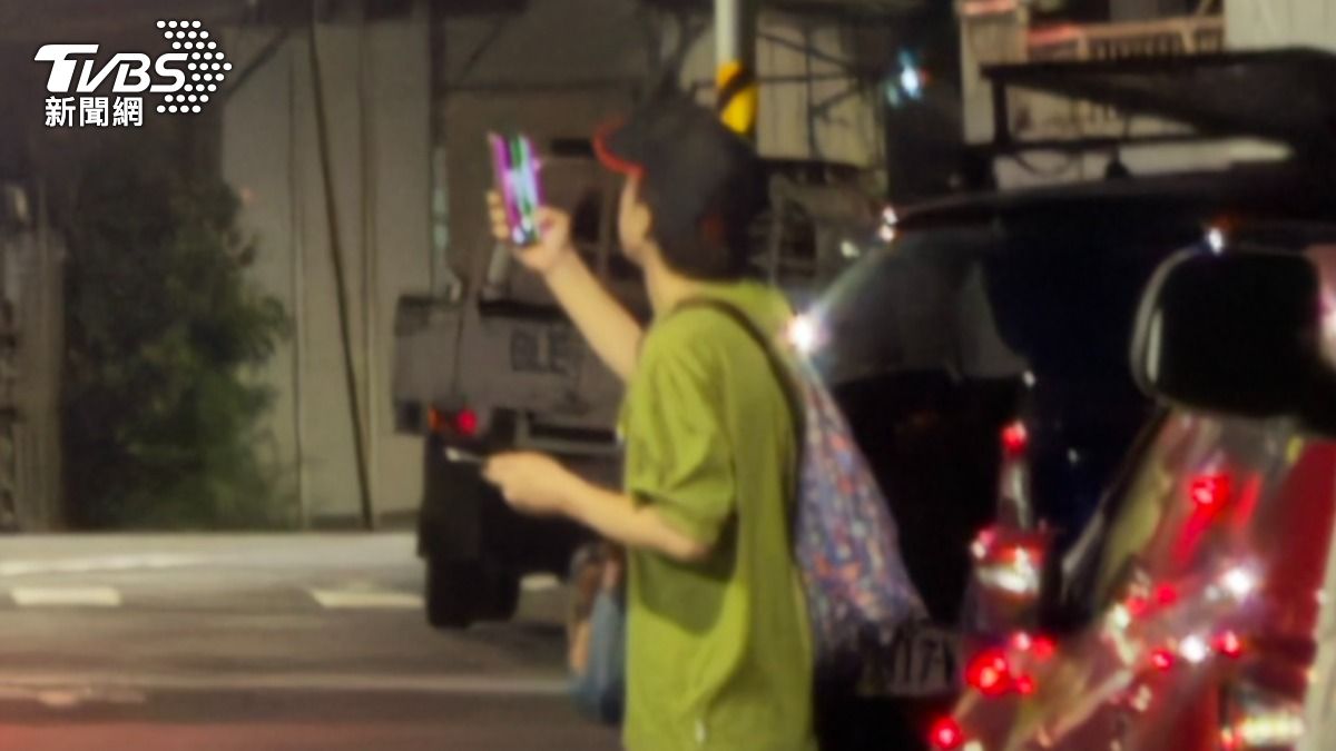 稱拍流浪貓手機卻朝上!淡水可疑男深夜蹲點 里長公布畫面示警