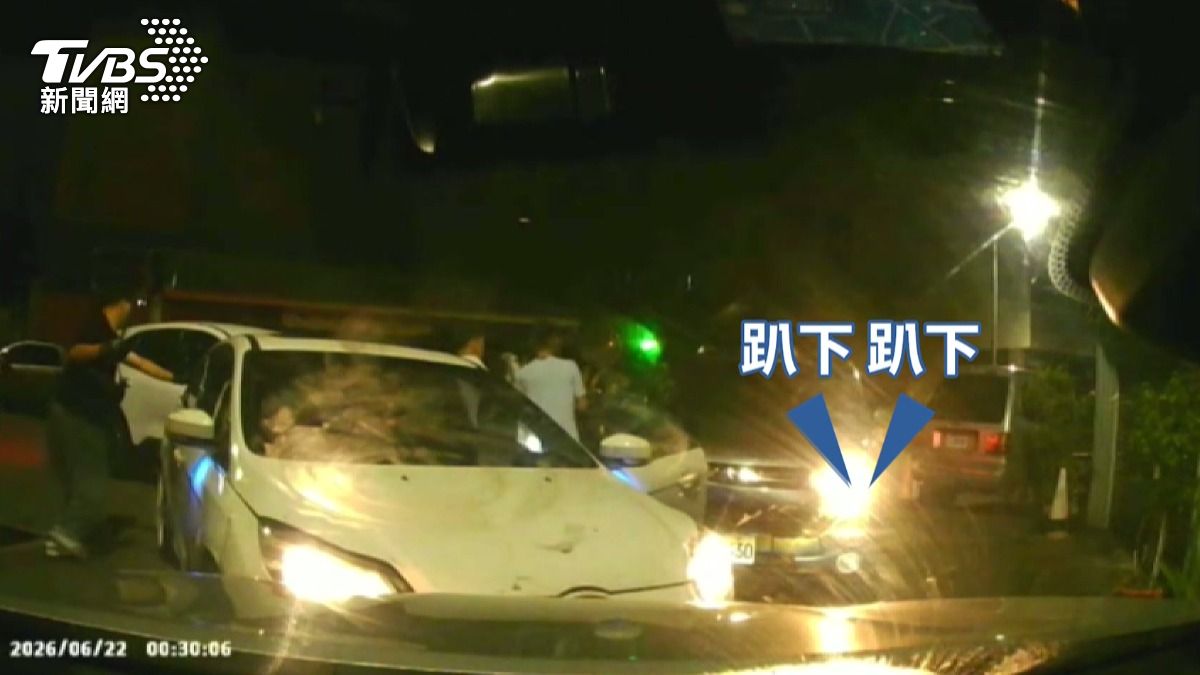 毒駕男開車掛註銷車牌被逮還想衝撞!警3車包抄破窗逮人 女友也栽了