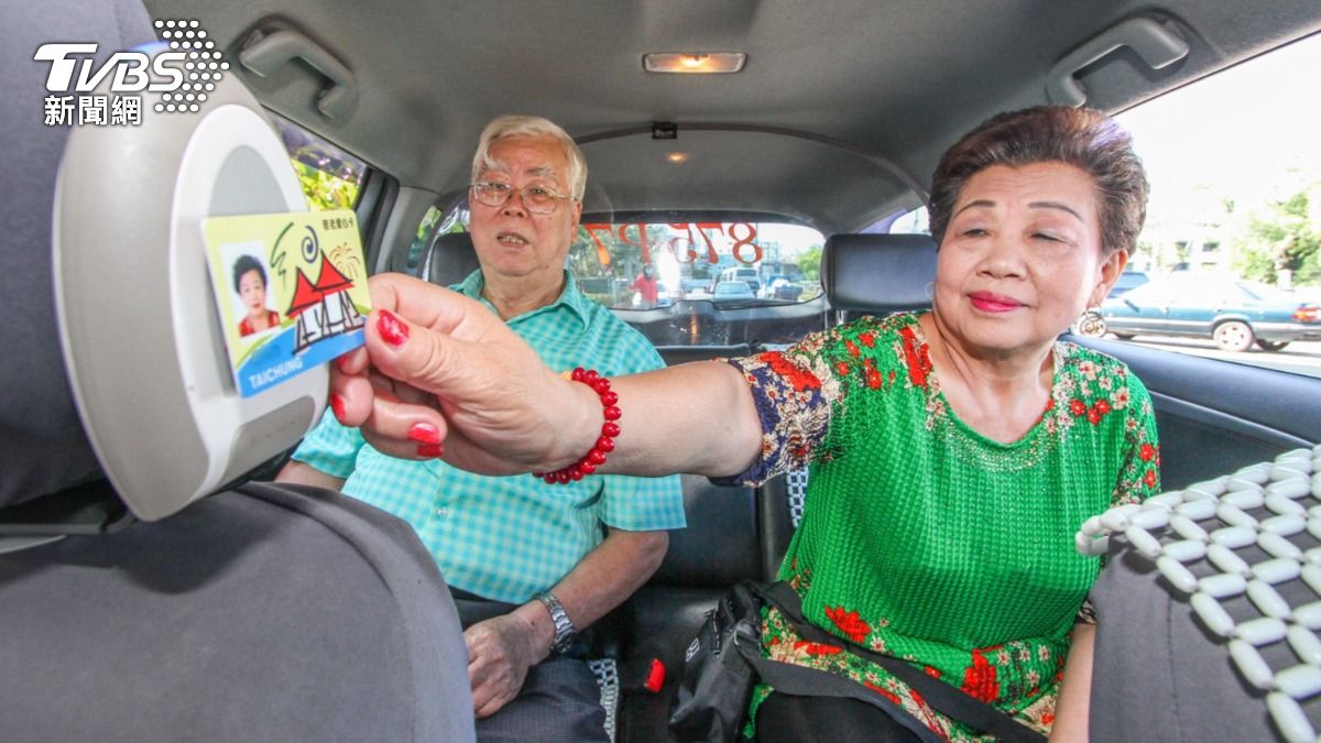 台中市10月加碼2好康! 敬老卡搭計程車、好孕專車補助增加