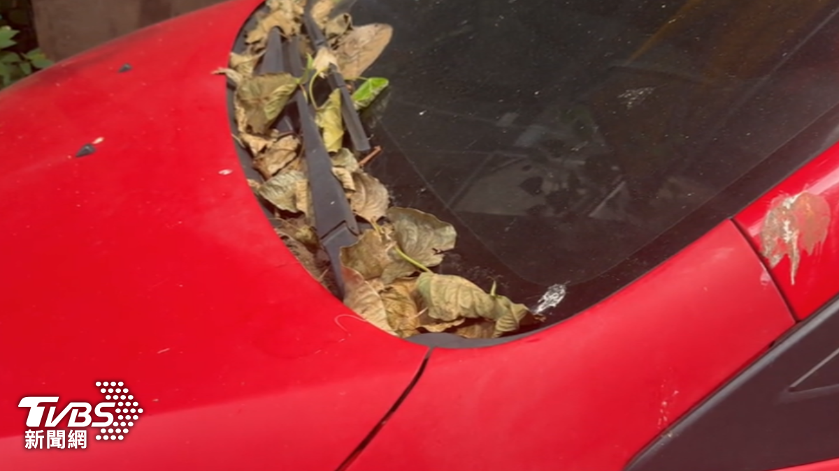 獨家影音/轎車堵冷氣行門口1個月不動!警到場無法可管 業者:搬貨超危險