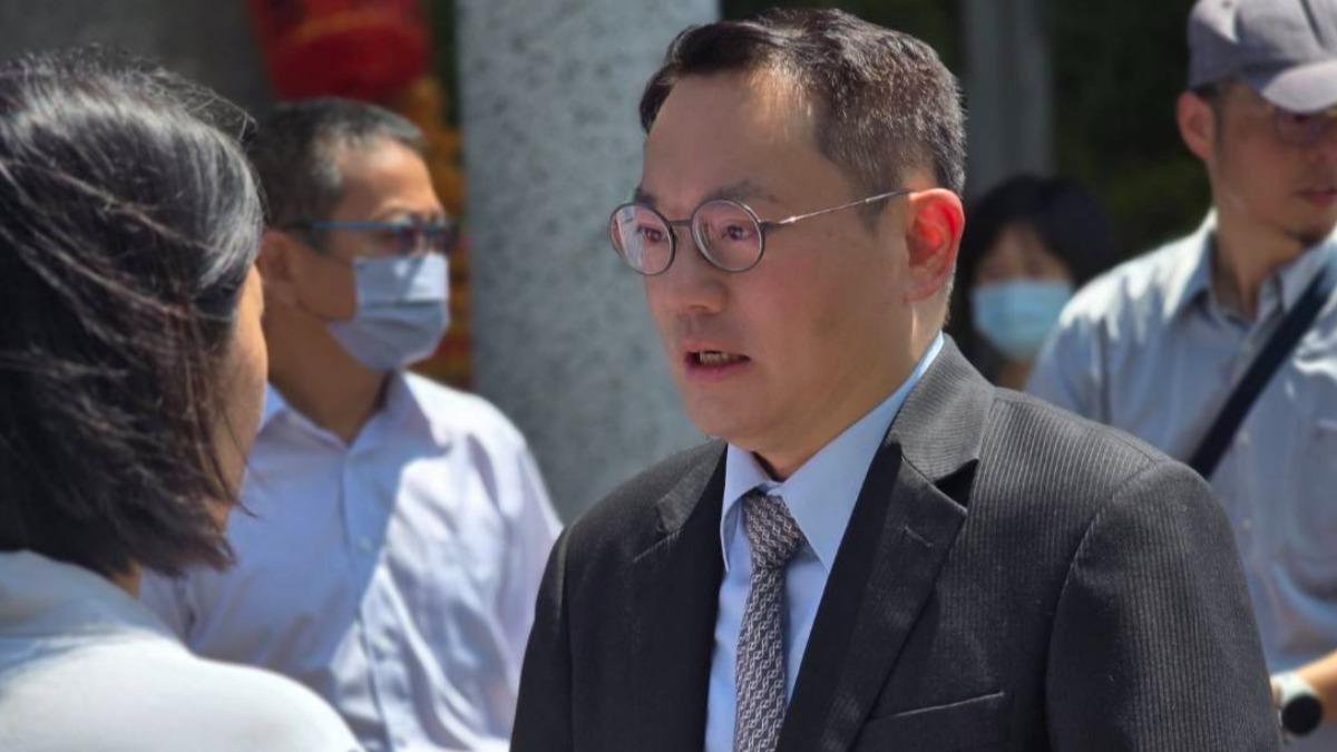 剛破角頭槍殺命案!高雄「黑道剋星」警病逝 妻牽幼女淚送