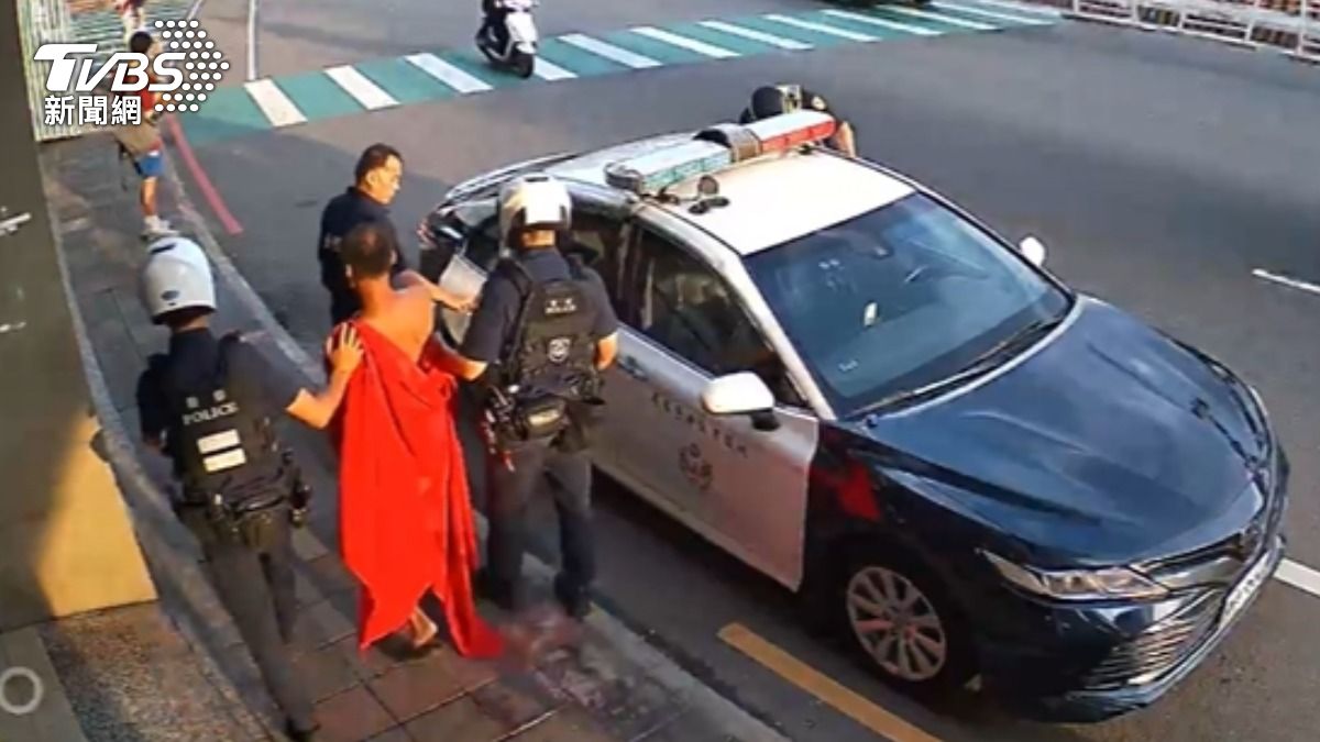 桃園全裸男失控!猛砸超商冰櫃後癱坐門口 身藏安非他命