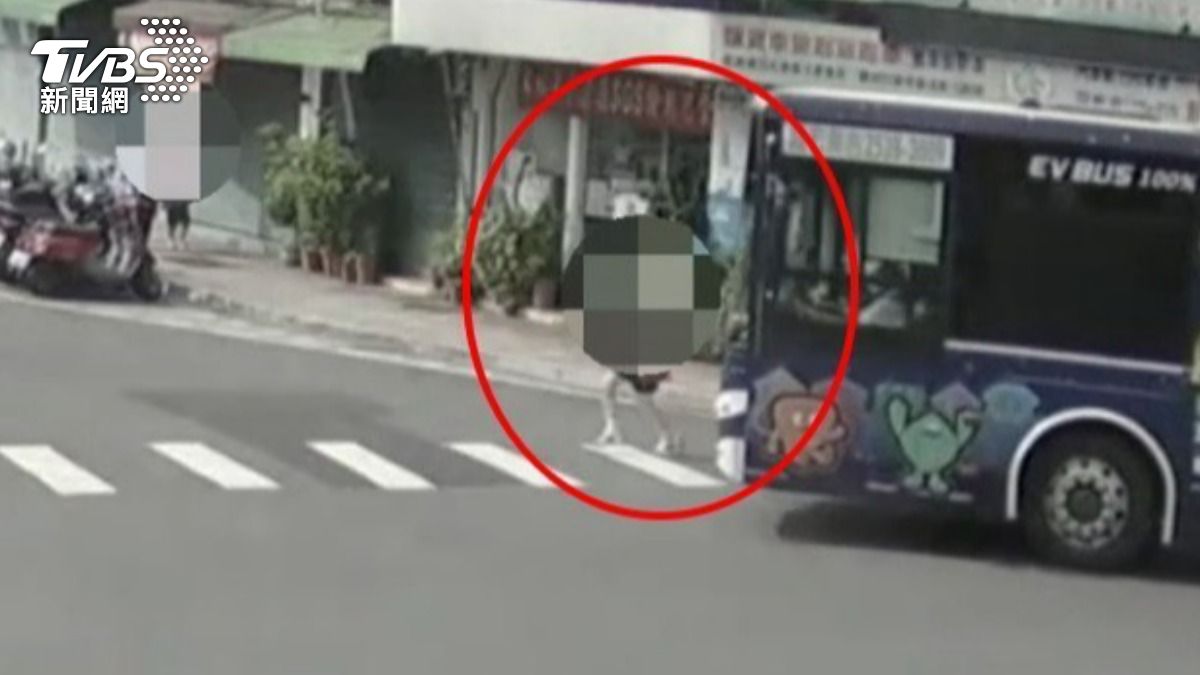 有片/新北市議員周勝考前妻遭公車撞輾亡 驚悚撞擊瞬間曝光