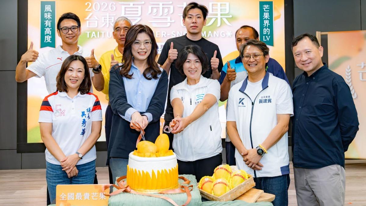 同框饒慶鈴大啖「芒果界LV」 鄭麗文驚呼:宛如初戀滋味