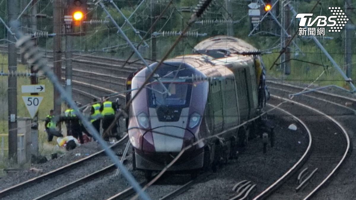 英國火車追撞釀1死百傷 調查指司機闖紅燈後剎車不及