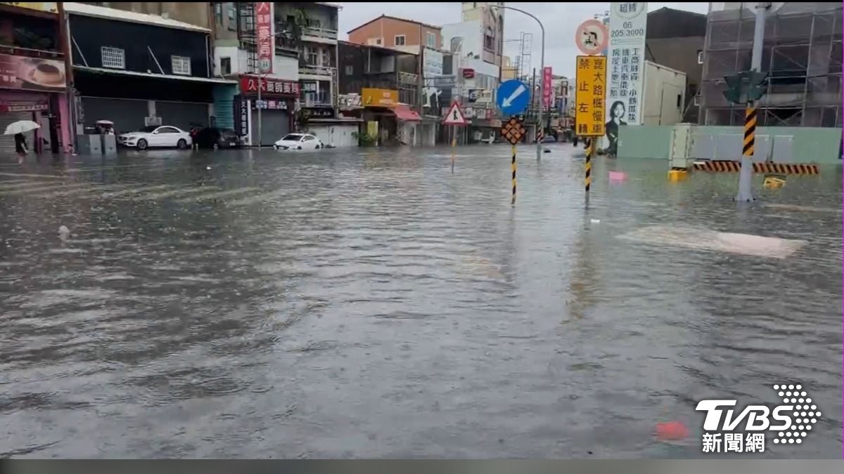 [新聞] 台南永康暴雨成災「水深及腰」！居民自嘲 - 八卦 - PTT.BEST 批踢踢爆文