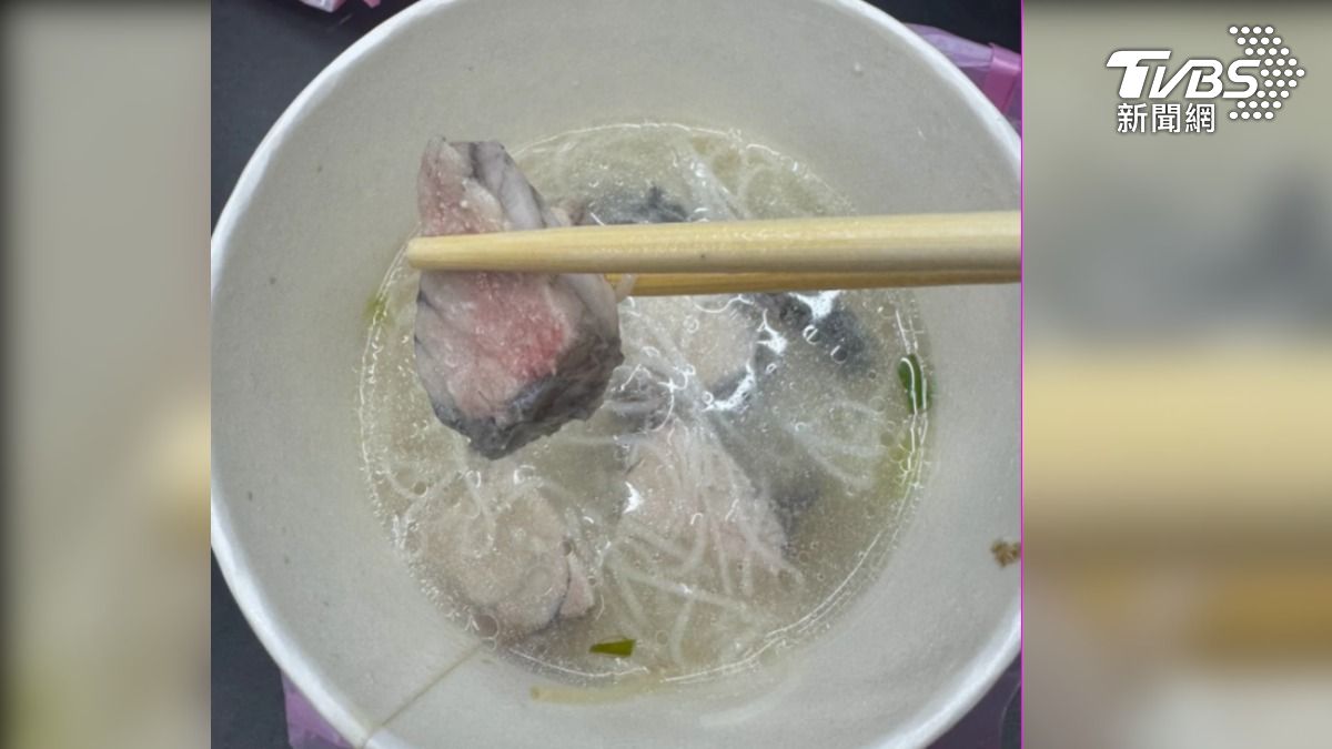 買鱸魚麵線「肉紅沒熟」 員工辯:那是鮭魚 老闆致歉了