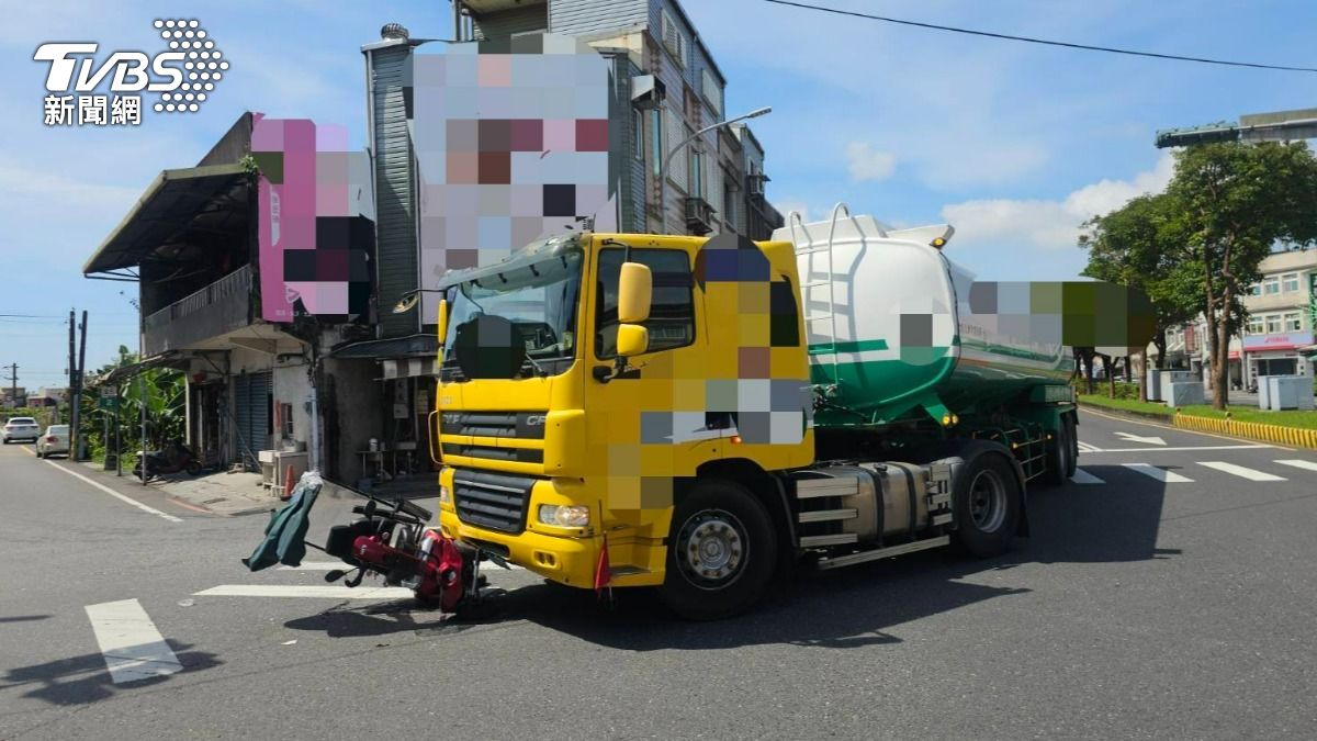 快訊/宜蘭油罐車右轉猛撞電輔車「婦差點被輾死」 驚悚瞬間曝