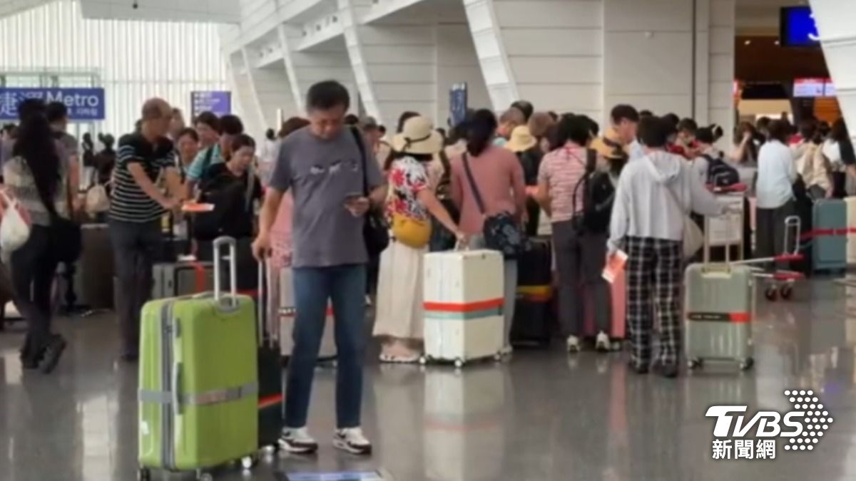 影音/暑假來了! 桃園機場出國人潮爆 史努比航班PK聯名甜甜圈