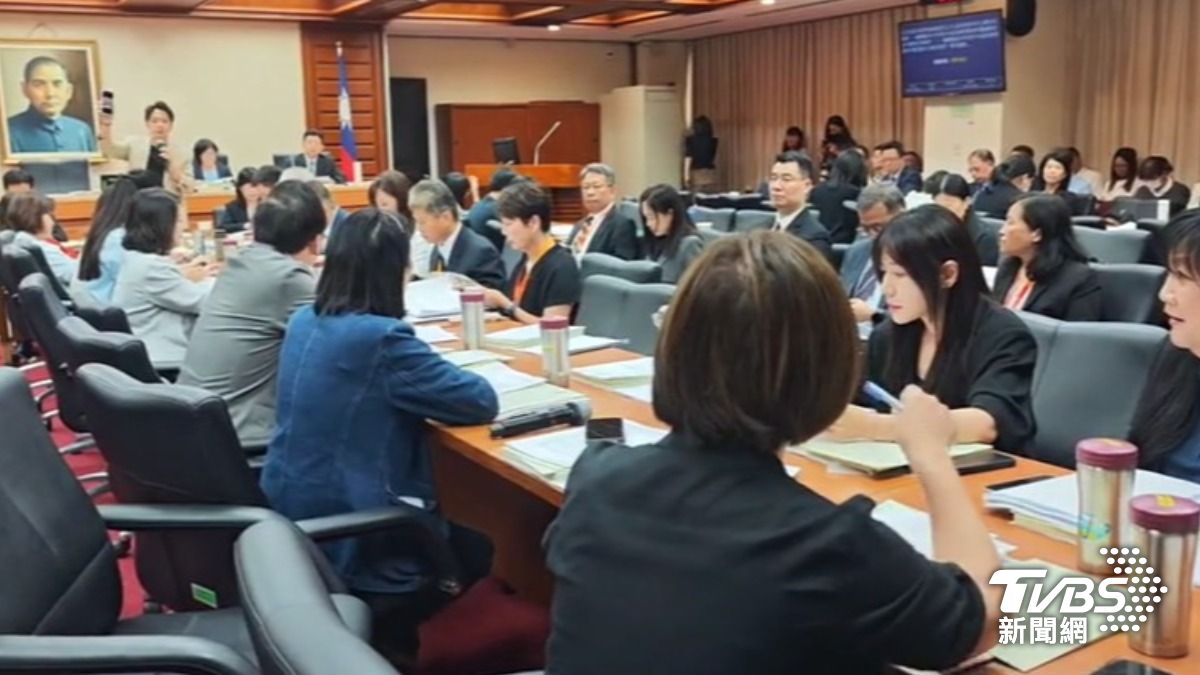 影音/請病假跑去輔選? 藍委再轟教長 鄭英耀駁:視察中小學