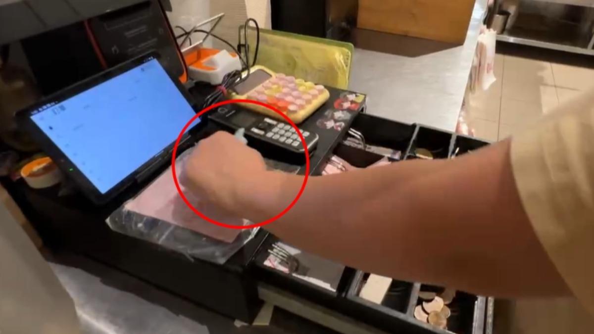 營收異常縮水!老闆調監視器抓包女店員「錢塞口袋」偷逾40萬元