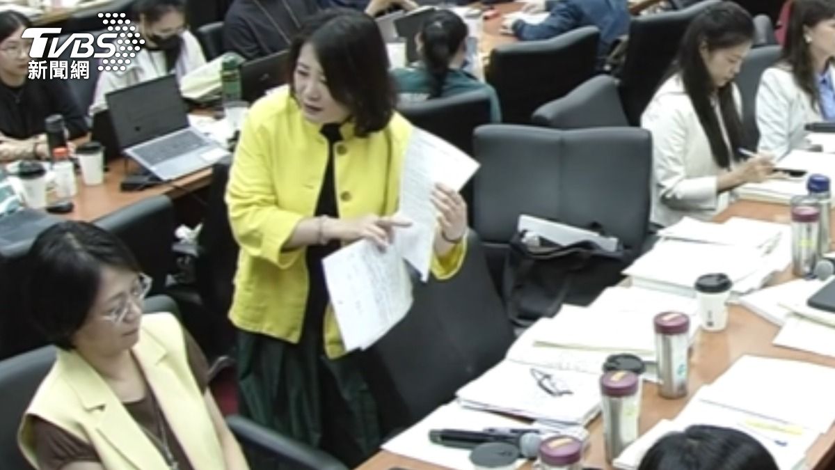 影音/互嗆! 翁曉玲提全刪文化部媒宣費 吳沛憶拍桌