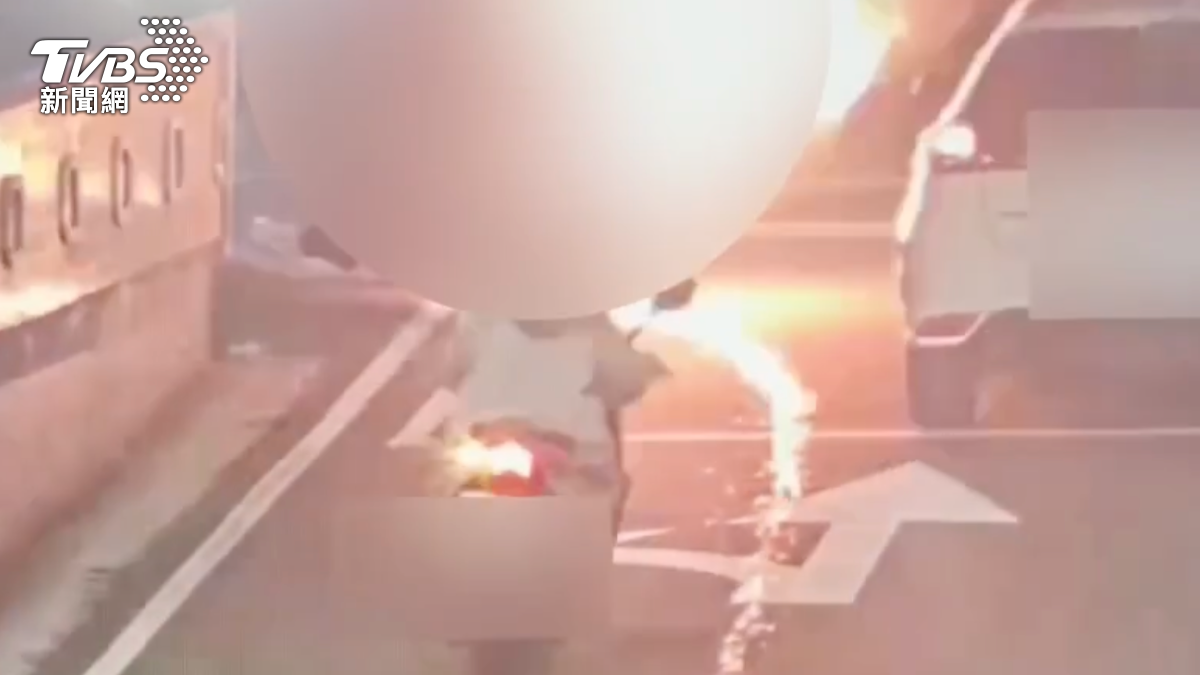 北市紅牌重機騎士突成風火輪 疑似漏油釀火燒車畫面曝
