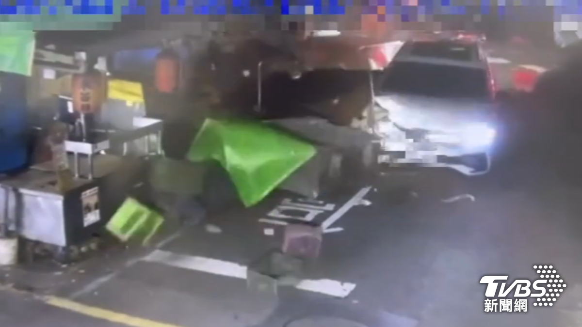 遇攔檢心虛狂飆!贓車衝進市場「撞爛整排攤位」駕駛棄車落跑