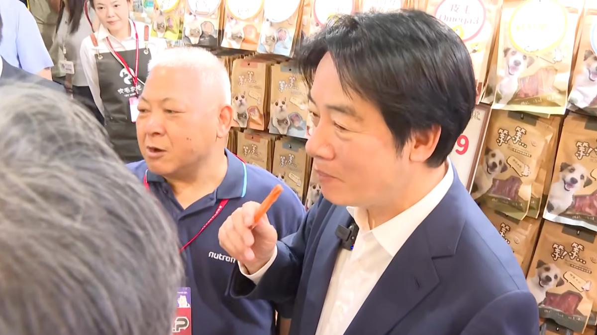 把狗糧塞嘴裡!賴清德點頭直呼「很香」 隨扈、發言人震驚畫面曝