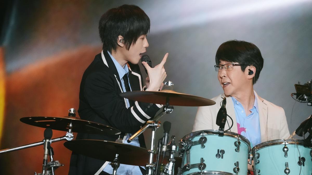 五月天玩瘋了!衝下台嗨唱「捕獲野生樂團主唱」 連金曲紅毯主持人也在