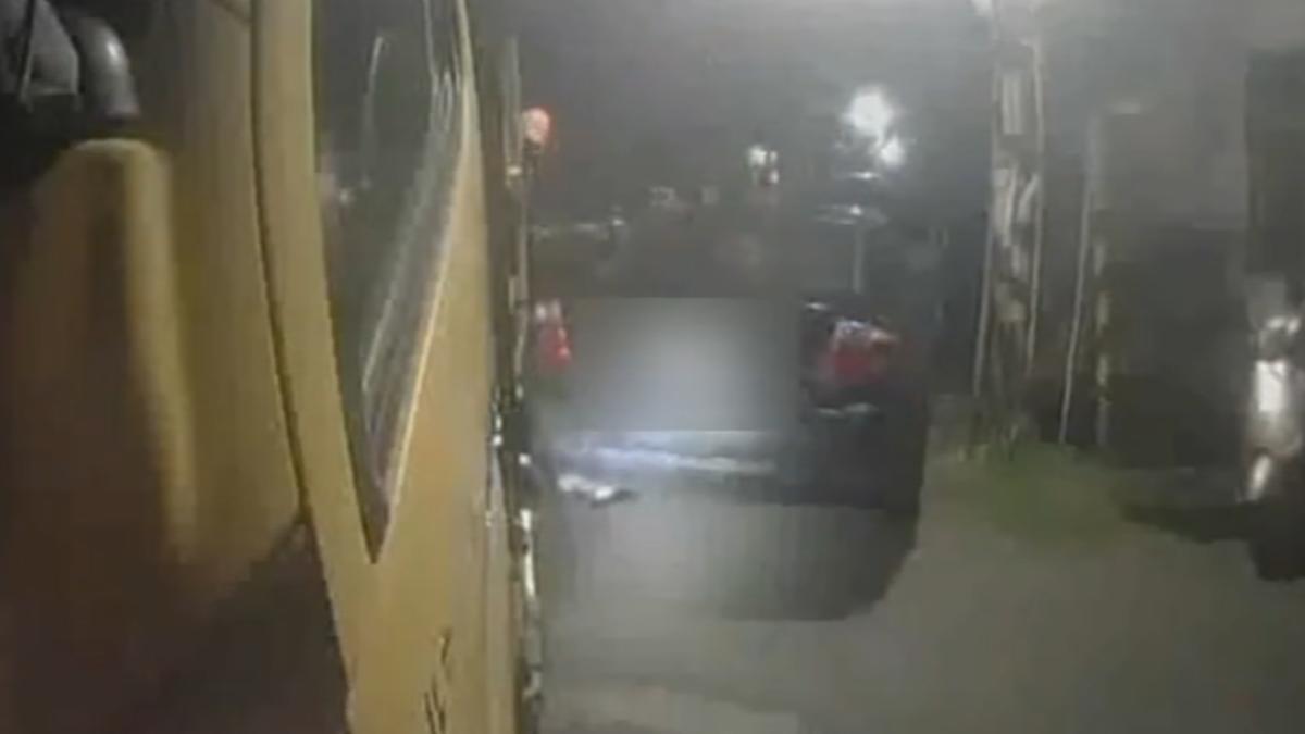 影音/黑車違停卡巷口!垃圾車撞上動彈不得 里長車主街頭爆衝突