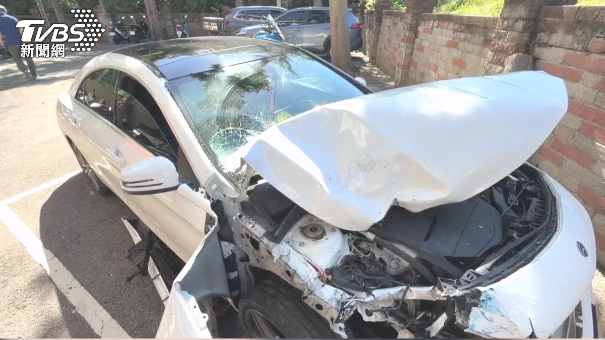 毒駕!車撞爛了繼續開再度撞 目擊者:他雙手不斷在發抖