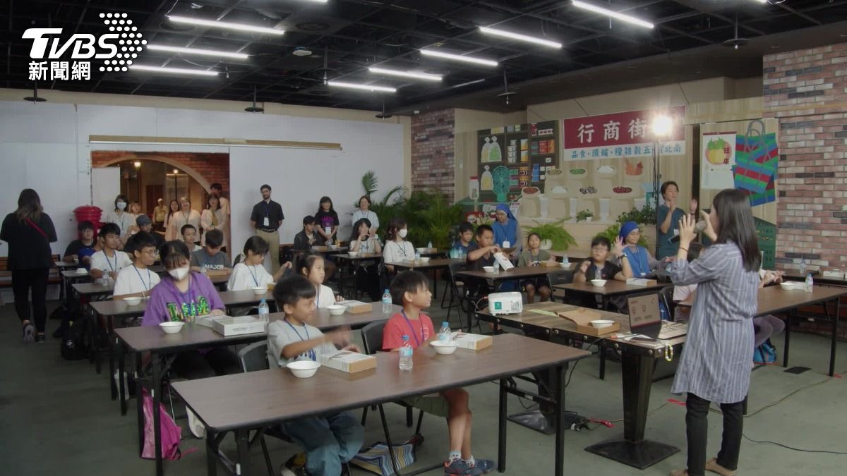 影音/桃機辦「小小建築師」公益營 學童親手組裝第三航廈積木