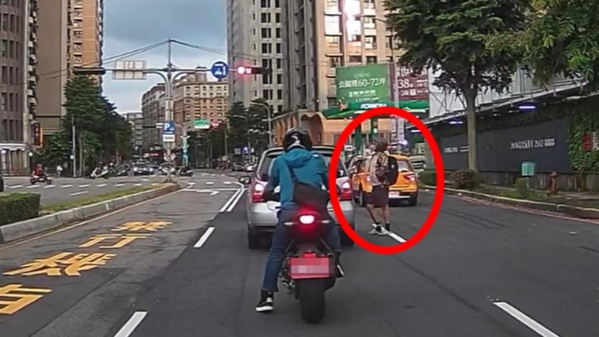 林口路口變伸展台!男騎士「車陣走秀」 脫帽站分隔島嚇壞人