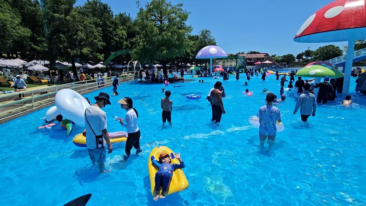 童玩節開幕隔天湧2.2萬人 戲水池驚見池底掉漆惹議