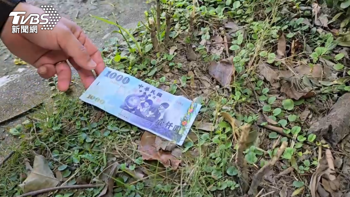 影音/千元大鈔散落車道!高雄飄「鈔票雨」 失主親曝烏龍原因