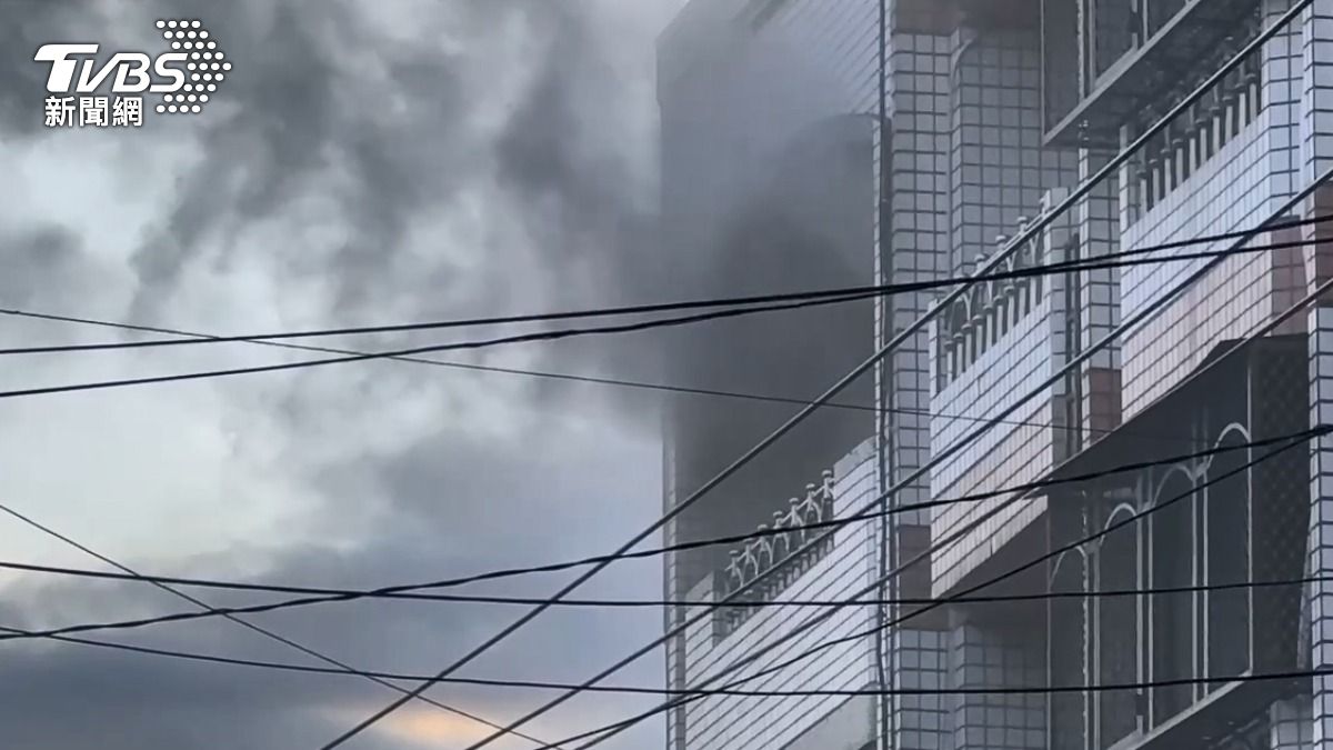 台中大里民宅清晨惡火!濃煙狂竄 一家五口受困陽台