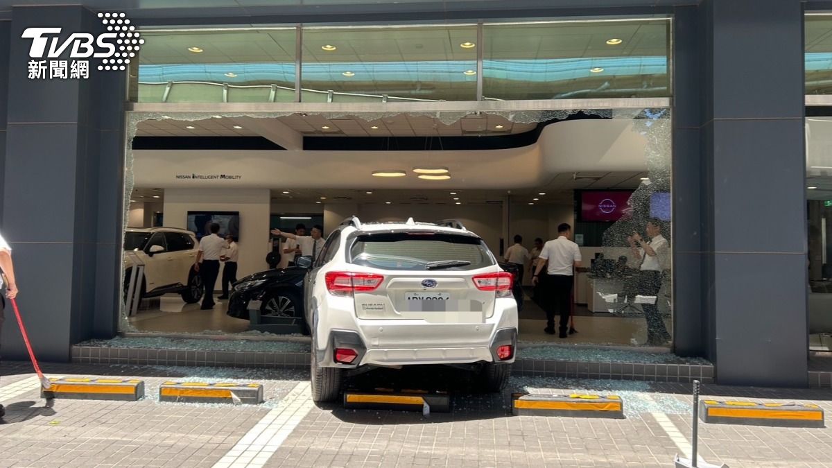 賞車直接「賀成交」!高雄婦駕車破門Nissan展間 玻璃碎一地