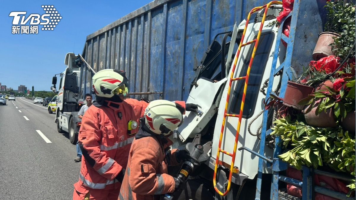 國一新竹段嚴重車禍!車頭變形司機卡死駕駛座 回堵五公里塞爆